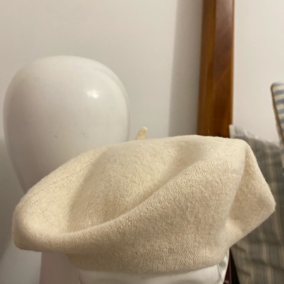Beret or Beani off white 100 % Pure Wool. - Picture 4 of 11